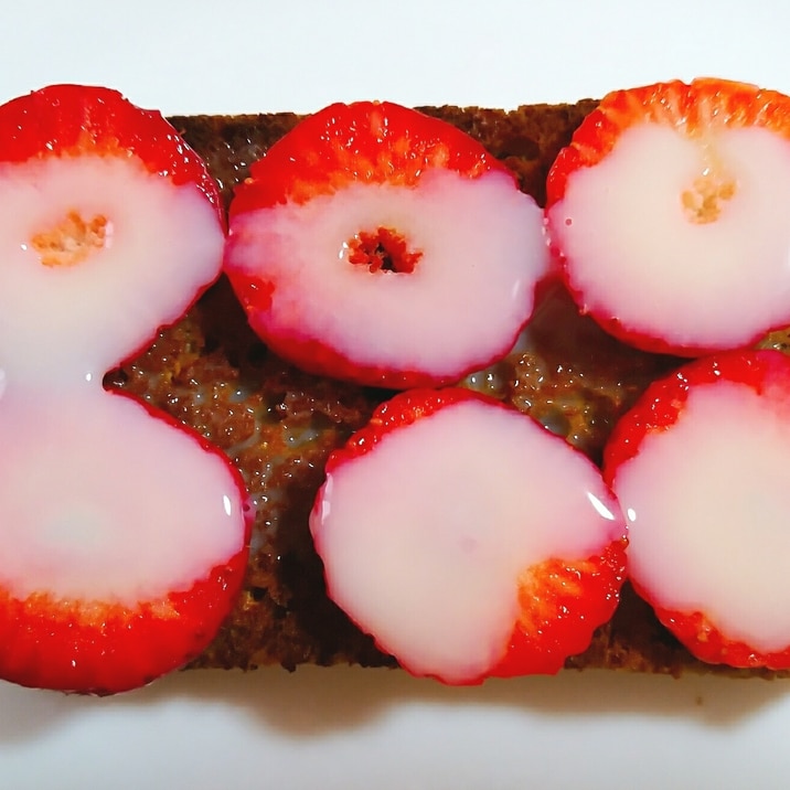 苺と練乳のトースト